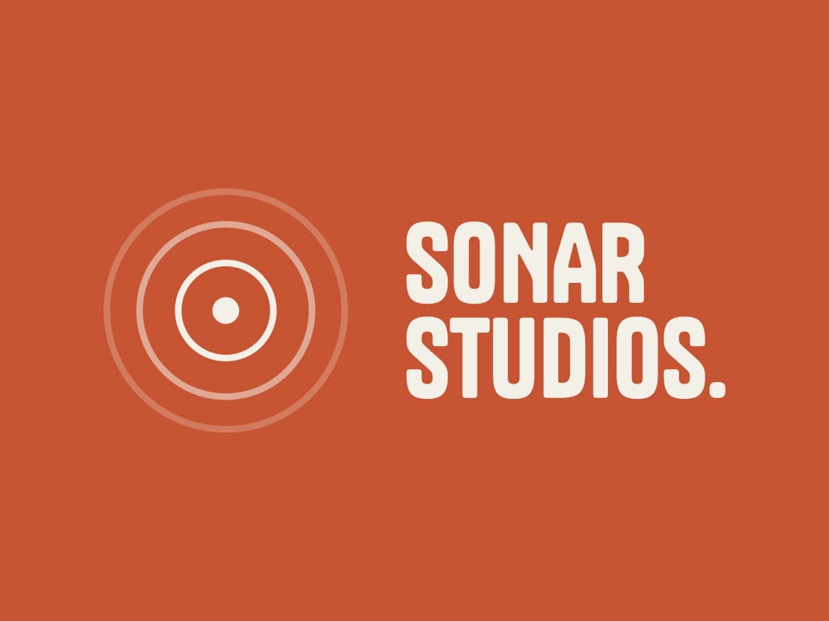 Sonar-Studios-Marke auf Terracotta