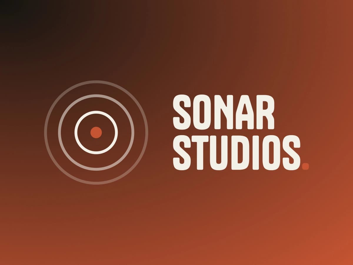 Sonar-Studios-Marke auf dunklem Grund