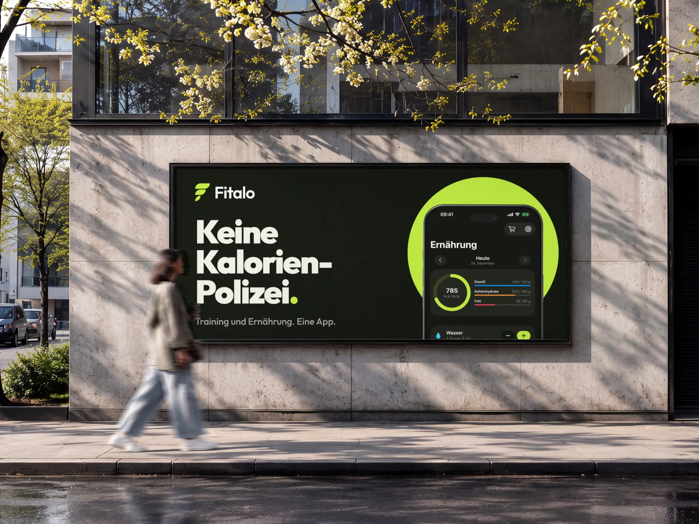 Fitalo-Plakat an einer Hauswand neben dem Gehsteig