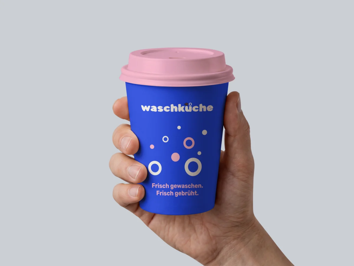 Kaffeebecher in Laugenblau mit rosa Deckel